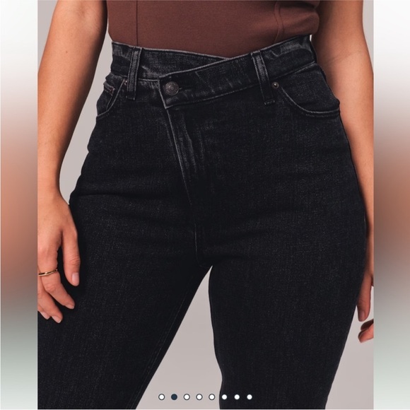 Abercrombie & Fitch Denim - Abercrombie & Fitch The 90s Slim Straight Ultra High Rise Black Jeans size 10/30